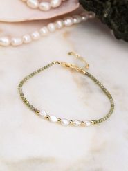 Pierres de Jade Pozłacana bransoletka z perłami i kryształami rozmiar: onesize. Białe bransoletki Pierres de Jade, z kryształem, pozłacane. Za 95.92 zł.