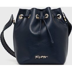 Tommy Hilfiger torebka skórzana kolor granatowy. Niebieskie torebki klasyczne Tommy Hilfiger, bez wzorów, na ramię, bez dodatków. Za 1,239.90 zł.