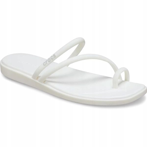 Klapki Dla Dorosłych Crocs Miami Toe Loop. Białe klapki Crocs, bez wzorów, z materiału, bez obcasa, bez zapięcia. Za 199.99 zł.
