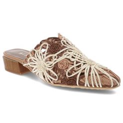 Klapki damskie Hispanitas, z naturalnej skóry pleciona cholewka kwiatowy wzór niski obcas styl boho, brązowe, HV264840. Brązowe klapki Hispanitas, bez wzorów, ze skóry, boho, z otwartym noskiem, bez obcasa, na obcasie, bez zapięcia. Za 530.90 zł.