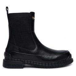Botki LOVE MOSCHINO. Czarne botki Love Moschino, bez wzorów, bez obcasa, na płaskiej podeszwie, bez zapięcia. Za 949.99 zł.