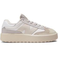 Buty damskie New Balance CT302PC – beżowe. Brązowe buty sportowe lifestyle New Balance, bez wzorów, ze skóry, eleganckie, bez zapięcia. Za 499.99 zł.