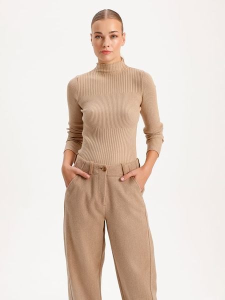 BGN Sweter w kolorze beżowym rozmiar: 38. Brązowe swetry BGN, bez wzorów, bez ramiączek. Za 94.95 zł.