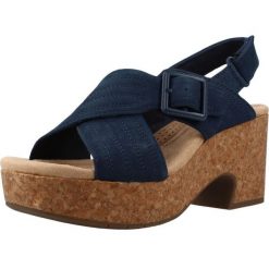 Sandały CLARKS NERISA WEST Niebieski. Niebieskie sandały Clarks, bez wzorów, ze skóry, bez obcasa, bez zapięcia. Za 194.99 zł.
