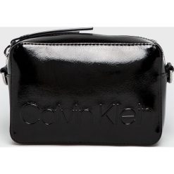 Calvin Klein - Torebka. Czarne torebki klasyczne Calvin Klein, bez wzorów, z materiału, casualowe, na ramię, małe, bez dodatków. W wyprzedaży za 249.90 zł.