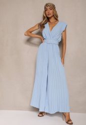 Jasnoniebieski Kopertowy Kombinezon Wide Leg Zdobiony Plisami i Paskiem z Klamrą Salirella. Niebieskie sukienki Renee, na co dzień, l, z aplikacjami, eleganckie, bez kołnierzyka, bez ramiączek, kopertowe. W wyprzedaży za 91.99 zł.