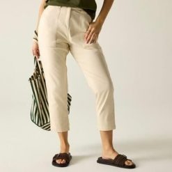 Damskie spodnie Shorebella Capri. Białe szorty Regatta, bez wzorów, z bawełny, sportowe. Za 299.99 zł.