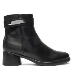 Botki ECCO. Czarne botki ECCO, bez wzorów, bez obcasa, na słupku, bez zapięcia. Za 519.99 zł.