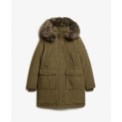 Parka z sztucznego futra damska Superdry Everest. Zielone płaszcze Superdry, bez wzorów, bez kaptura. W wyprzedaży za 588.25 zł.