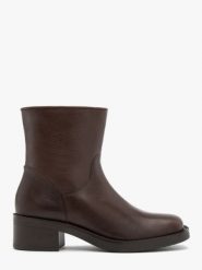 Brązowe botki ze skóry licowej. Brązowe botki Ryłko, bez wzorów, ze skóry, eleganckie, bez obcasa, na obcasie, bez zapięcia. Za 479.99 zł.