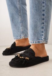 Czarne Klapki VICES Mule Ozdobione Frędzlami Koralikami i Kokardą Eathelena. Czarne klapki Renee, bez wzorów, bez obcasa, na płaskiej podeszwie, bez zapięcia. Za 119.99 zł.