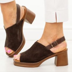 Czekoladowe skórzane sandały damskie Vinceza 39995. Brązowe sandały VINCEZA, bez wzorów, z jeansu, eleganckie, bez obcasa, na obcasie, bez zapięcia. Za 199.00 zł.