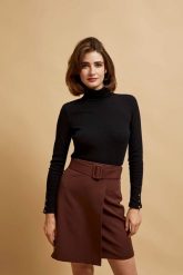 Prążkowana czarna bluzka z golfem. Czarne bluzki MOODO, xs, bez wzorów, z bawełny, bez kołnierzyka, bez ramiączek. W wyprzedaży za 34.99 zł.