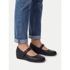 Półbuty Go Soft. Czarne półbuty wsuwane GO SOFT, bez wzorów, bez obcasa, na płaskiej podeszwie. Za 139.99 zł.