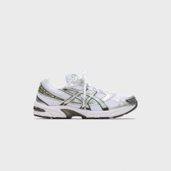 Damskie tenisówki Asics. Białe trampki sportowe ASICS, bez wzorów, z materiału, bez zapięcia, tenisowe. Za 610.99 zł.
