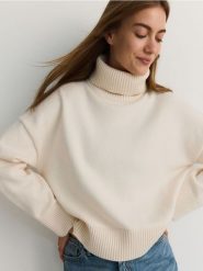Sweter oversize - kremowy. Białe swetry Reserved, l, bez wzorów, z dzianiny, bez ramiączek. W wyprzedaży za 89.99 zł.