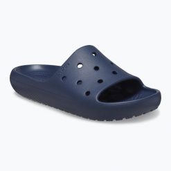 Klapki plażowe dla dorosłych Crocs Classic Slide V2. Niebieskie klapki Crocs, bez wzorów, sportowe, bez obcasa, bez zapięcia. Za 109.99 zł.