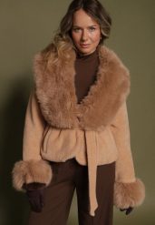 Brązowa Pluszowa Kurtka z Futrzanym Kołnierzem i Mankietami Wiązana w Pasie Arevitte. Brązowe kurtki Born2be, na zimę, l, bez wzorów, z futra, bez kaptura. Za 269.99 zł.