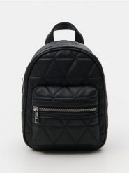 Pikowany plecak z imitacji skóry - czarny. Czarne plecaki Sinsay, bez wzorów, ze skóry, pikowane, bez dodatków. Za 59.99 zł.