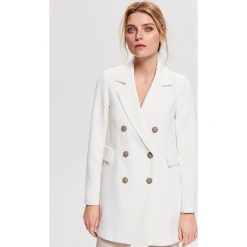 Dwurzędowy płaszcz - Kremowy. Płaszcze marki Reserved. Za 259.99 zł.