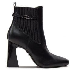 Botki KARL LAGERFELD. Czarne botki KARL LAGERFELD, bez wzorów, bez obcasa, na słupku, bez zapięcia. Za 479.99 zł.