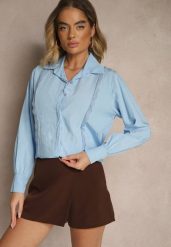Jasnoniebieska Koszula z Wiskozą Ozdobiona Koronką Tenamara. Niebieskie koszule Renee, l, z aplikacjami, z jeansu, eleganckie, bez kołnierzyka, bez ramiączek. W wyprzedaży za 67.99 zł.