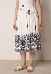 Granatowa Rozkloszowana Spódnica z Wiskozy w Kwiatowy Wzór Masterore. Niebieskie spódnice Born2be, do pracy, uniwersalny, bez wzorów, z jeansu, biznesowe, midi, dopasowane. Za 59.99 zł.