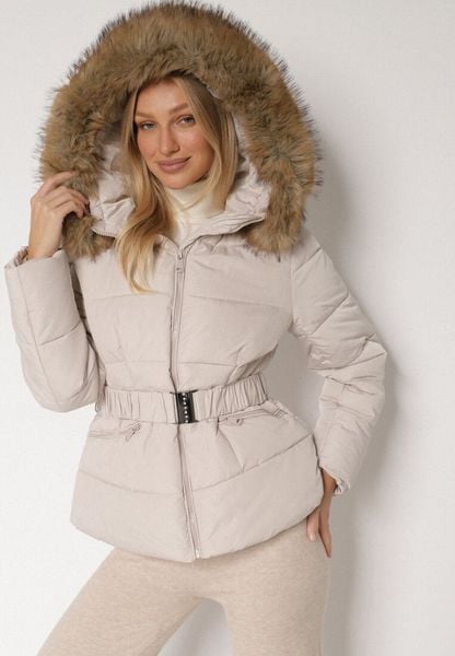 Beżowa Pikowana Kurtka z Paskiem Nieodpinanym Kapturem i Futerkiem Retinda. Brązowe kurtki Born2be, l, bez wzorów, z jeansu. Za 239.99 zł.