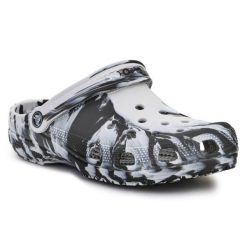 Klapki Crocs Classic Marbled Clog 206867-103 czarne. Czarne klapki bez wzorów, z materiału, eleganckie, bez obcasa, bez zapięcia. Za 331.10 zł.