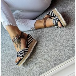 SANDAŁY MARCO TOZZI 28706 KOTURN 9cm summersale GRANATOWE. Sandały Marco Tozzi, bez wzorów, bez obcasa, na koturnie, bez zapięcia. W wyprzedaży za 149.99 zł.