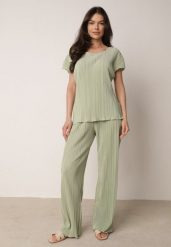 Zielone Szerokie Spodnie z Wysokim Stanem ze Zwiewnej Tkaniny z Plisami Galiris. Zielone spodnie materiałowe Born2be, bez wzorów, z jeansu, biznesowe, z podwyższonym stanem, długie. Za 59.99 zł.