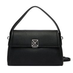 Torebka Calvin Klein. Czarne torebki klasyczne Calvin Klein, bez wzorów, klasyczne, bez dodatków. Za 569.99 zł.