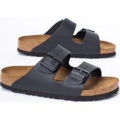 Klapki damskie czarne Birkenstock Arizona NL. Czarne klapki Birkenstock, bez wzorów, młodzieżowe, bez obcasa, bez zapięcia. Za 299.99 zł.