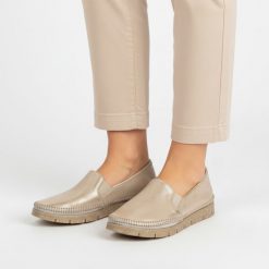 Półbuty damskie Maciejka, cholewka ze skóry naturalnej metalizowanej wsuwany fason elastyczne wstawki po bokach widoczne przeszycia wokół noska, złot. Żółte półbuty wsuwane Maciejka, bez wzorów, ze skóry, bez obcasa, na płaskiej podeszwie. Za 299.00 zł.