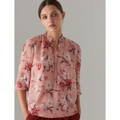 Wzorzysta bluzka z wiązaniem - Różowy. Bluzki Mohito. W wyprzedaży za 39.99 zł.