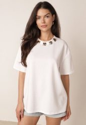 Biały Bawełniany T-shirt Oversize z Biżuteryjnymi Aplikacjami przy Dekolcie Tesana. Białe t-shirty Born2be, uniwersalny, z aplikacjami, z bawełny, biznesowe, bez kołnierzyka, bez ramiączek. Za 69.99 zł.
