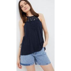 Superdry top z domieszką lnu kolor granatowy. Niebieskie topy Superdry, l, bez wzorów, bez kołnierzyka, bez ramiączek. W wyprzedaży za 99.99 zł.