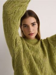 Sweter z wełną - oliwkowy. Zielone swetry Reserved, l, w ażurowe wzory, z dzianiny, bez ramiączek. W wyprzedaży za 69.99 zł.