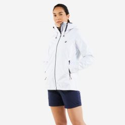 Kurtka przeciwdeszczowa damska Tribord Sailing 100. Białe kurtki TRIBORD, s, bez wzorów, z tkaniny, bez kaptura, żeglarskie. Za 129.99 zł.