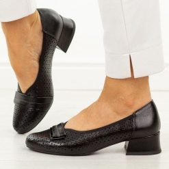 Czarne czółenka damskie na obcasie Jezzi Asa279-2. Czarne czółenka Jezzi, na lato, z aplikacjami, ze skóry, casualowe, z okrągłym noskiem, bez obcasa, na obcasie, bez zapięcia. Za 199.00 zł.