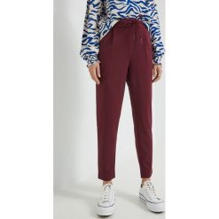 Only spodnie damskie kolor bordowy proste high waist. Czerwone spodnie materiałowe ONLY, bez wzorów, z materiału, z podwyższonym stanem. W wyprzedaży za 93.99 zł.