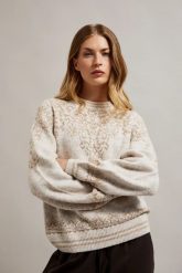Sweter ozdobiony błyszczącą nitką beżowy. Brązowe swetry MOODO, l, bez wzorów, z elastanu, bez ramiączek. W wyprzedaży za 63.99 zł.