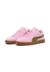 Buty do chodzenia damskie Puma Club II Era. Czerwone buty treningowe Puma, bez wzorów, z materiału, bez zapięcia, trekkingowe. Za 194.35 zł.