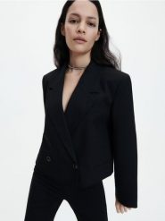 Krótki żakiet - czarny. Czarne marynarki i żakiety Reserved, bez wzorów, z tkaniny, bez ramiączek. W wyprzedaży za 99.99 zł.