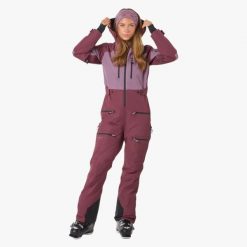 Kombinezon narciarski damski Swedemount Freeride Skisuit II wodoodporny. Czerwone kombinezony SWEDEMOUNT, na zimę, bez wzorów, z tkaniny, sportowe, bez kołnierzyka, bez ramiączek. Za 1,047.00 zł.