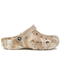 Klapki sportowe unisex Crocs BAYA MARBLED CLOG. Brązowe buty sportowe lifestyle Crocs, bez wzorów, sportowe, bez obcasa, bez zapięcia. Za 179.00 zł.