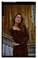 Sweter w roślinny wzór brązowy. Brązowe swetry MOODO, l, bez wzorów, z poliesteru, bez ramiączek. Za 139.99 zł.