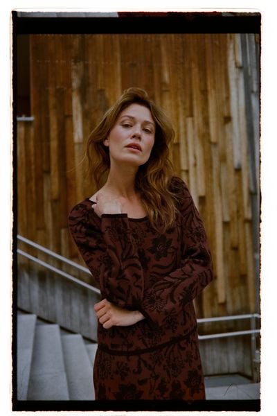 Sweter w roślinny wzór brązowy. Brązowe swetry MOODO, l, bez wzorów, z poliesteru, bez ramiączek. Za 139.99 zł.