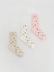 Wzorzyste skarpetki 3 pack - złamana biel. Skarpetki Reserved, bez wzorów. W wyprzedaży za 27.99 zł.
