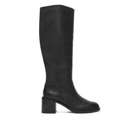Kozaki Clarks. Czarne kozaki Clarks, bez wzorów, bez obcasa, na słupku, bez zapięcia. Za 879.99 zł.